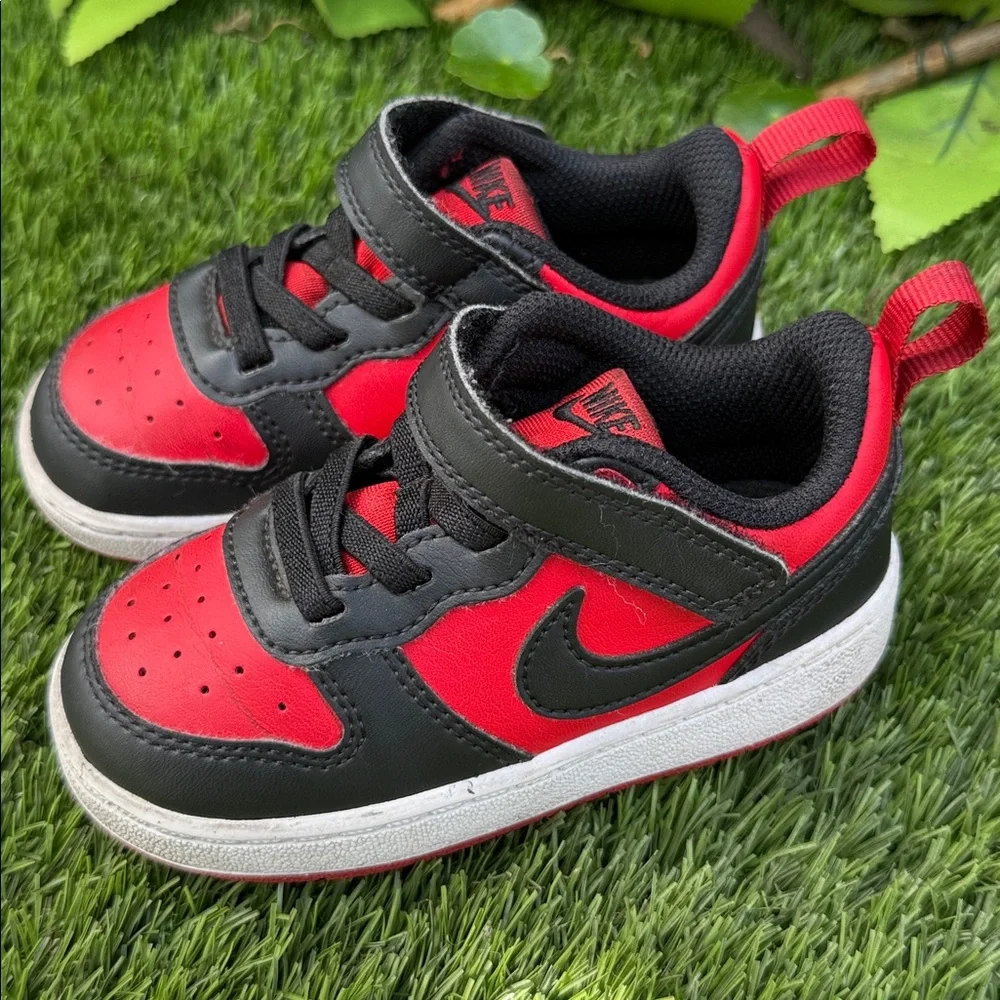 Nike Kids Black and Red Sneakers Size 7C